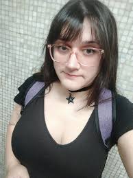 Awww que linda eres, tienes un bonito estilo de cabello ^-^ Me gustaría  socializar contigo, ocupas alguna red social?