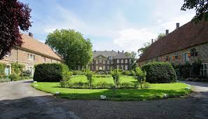 Hufeisenförmig umschließt das eingeschossige giebelhaus einen gepflasterten innenhof mit staudengarten. Haus Steinfurt Innenhof Foto Bild Architektur Nrw Deutschland Bilder Auf Fotocommunity