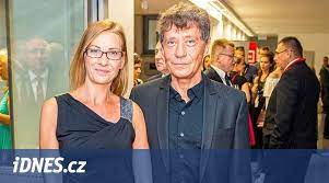 2020 blondýnka, kterou pavel kříž coby štěpán šafránek ve filmu jak básníci přicházejí o iluze svlékal očima v každé scéně, dnes slaví 54. Pavel Kriz S Manzelkou Ziskaji Pul Milionu Korun Od Vydavatelstvi Empresa Media Rozhodl Soud Idnes Cz