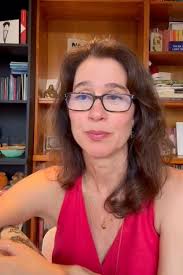 @alexandramaia , que presente é este? Que leitura é essa? Que expressões do  rosto são estas? Que pontuações, que prosódias? Não tenho nem roupas. Mas é  necessário dizer: muito obrigado! Alexandra é ...