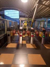 Lrt operator prasarana malaysia said in a statement that two of its trains running on the kelana jaya line, that runs underground into the petronas twin towers, experienced an incident. Cara Membeli Tiket Mrt Lrt Laluan Monorel Kl Melalui Vending Machine Tiket Di Malaysia