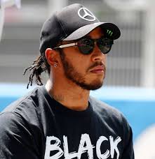 Lewis hamilton takes a 100th career pole position by edging out red bull's max verstappen in lewis hamilton heads max verstappen by 0.143 seconds to lead the way in second practice at the. Lewis Hamilton Auf Dem Weg Zuruck In Den Flieger Nach Informationen Unserer Zeitung Ist Der 35 Jahrige Zu Einem Promotion Termin Im Daimler Testzentrum In Immendingen Angereist Schwarzwalder Bote