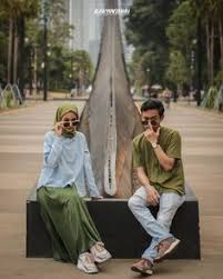 Foto untuk prewedding misalnya, dapat dilakukan di taman dengan kolam renang. 250 Wedding Ideas In 2021 Wedding Poses Wedding Photoshoot Wedding Photos Poses