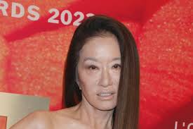 Vera Vang prvi put izgleda kao baka