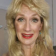 Holly Janowski (@hollyjcomedy)