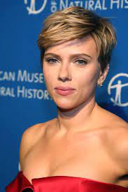 Scarlett Johansson Steps Out With Her New Man And He S Surprising Scarlett Johansson Scarlet Johansson Scarlett Johanson