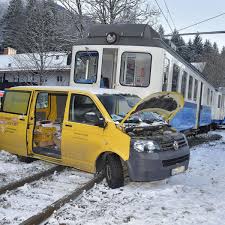 Versenden sie päckchen und pakete in über 220 länder mit dem führenden paketdienstleister. Grainau Bilder Vom Bahnungluck Dhl Auto Kollidiert Mit Zugspitzbahn Grainau