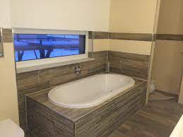 Begehbare dusche grosse waschtischanlage badewanne mit ablagen. Badewanne Mit Gefliesten Ablagen Badewanne Das Badezimmer Ist Ein Privates Refugium Wo