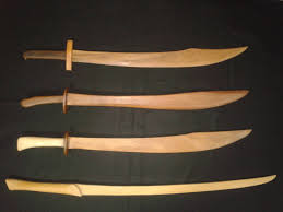 Atelier Cantinho Verde Espadas Em Madeira Ipe Grapia Cedrinho Curta Nossa Pagina Wood Sword Wooden Sword Wooden Sword Diy