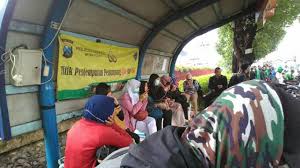 Gudang garam international taste stronger than gudang garam surya. Driver Ojol Off Puluhan Penumpang Terlantar Di Halte Gudang Garam Suara Surabaya