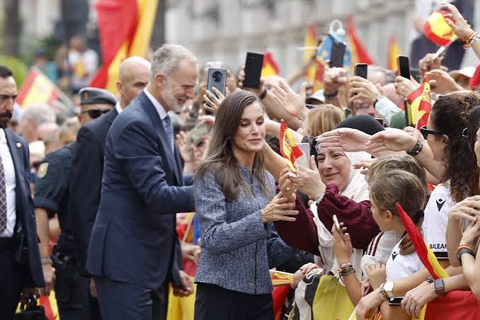 No se han ido, los tenemos durmiendo en portales": una gigantesca multitud aclama a los Reyes en una Ceuta todavía en estado de 'shock' | España