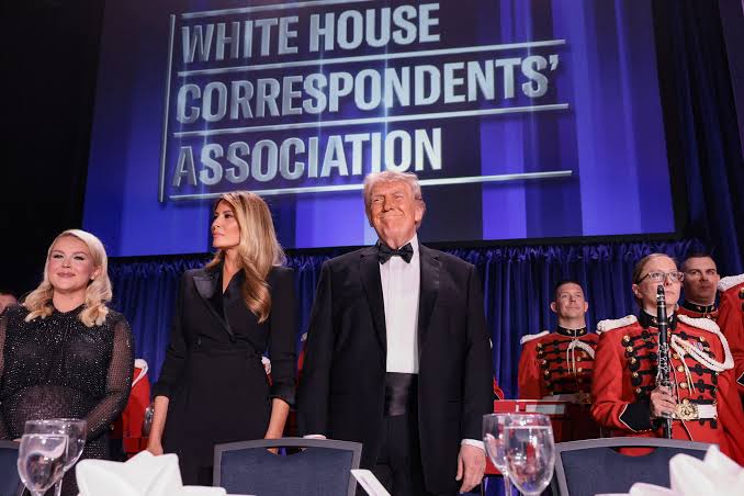 Nóng: Có nổ súng, Mật vụ Mỹ sơ tán Tổng thống Trump