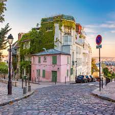 Visit Montmartre on foot – must-visit Moulin Rouge destinations