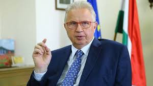 Trócsányi lászló fideszes európai parlamenti képviselő és korábbi igazságügyi miniszter léphet áder jános köztársasági elnök helyébe, akinek jövő májusban jár le ötéves megbízatása − írja a népszava. Szakpolitikailag Es Szemelyet Tekintve Is Alatamasztott Trocsanyi Jelolese A Hirek Foutcaja