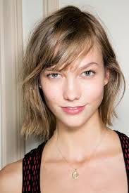 10 No Fuss It Girl Approved Hairstyles For Short Hair Medium Short Hair Short Hair With Bangs Hairstyles With Bangs