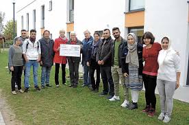 A new glass banking pavilion for hettingen signals an investment in the future of the community. Neugereut Bw Bank Spendet 1000 Euro Fur Projekt Mit Evangelischer Kirchengemeinde Gemeinsames Gartnern Mit Fluchtlingen Weitere Lokalmeldungen Cannstatter Zeitung
