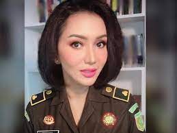 Menurut kejagung, pinangki diduga berperan dalam memuluskan permohonan peninjauan kembali (pk) yang diajukan djoko tjandra beberapa waktu lalu. Pinangki Kini Di Balik Jeruji