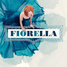 Ho accidentalmente messo su rai uno preciso in tempo per lauro e fiorella mannoia che cantavano c'est la vie e niente, tanta roba. Fiorella Mannoia Il Doppio Album Fiorella E Disco Di Platino Nuove Date Live In Primavera Sony Music Italy