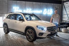 Decouvrez Tout De Suite Notre Video A Bord Du Nouveau Suv Mercedes Glb 7 Places Suv Mercedes Voitures Neuves