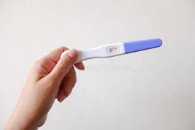 Testes De Gravidez Positivos Na Mao Das Mulheres Imagem De Stock Imagem De Amor Medicina 160276623