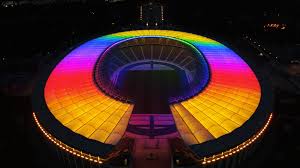Offiziell gibt es im olympiastadion keine stehplätze. Nach Koln Und Frankfurt Auch Berlin Beleuchtet Olympiastadion Als Regenbogen