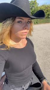 Sightseeing with Taco ☀️ Wer weiss, wo wir sind ----,  https://amzn.to/4lb3Bbd #grabkapellewürttemberg #ausrei #lopinonataco  #sightseeing #grabkapelle #württemberg #badenwürttemberg