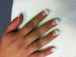 Le modelage ou l'allongement des ongles avec le gel uv consiste, en fait, à appliquer sur l'ongle des couches de gel successives durcies par un séchage sous lampe à uv. Pose D Ongles Gel Avec French Blanche Et Deco Dentelle Beaute Des Mains Et Pieds