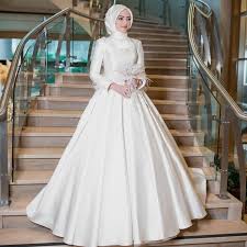 Biarpun keseruan foto itu terlihat sederhana, namun gambar tersebut dapat mengubah mood kita, dari yang mulanya cemberut dapat berubah ceria ketika melihatnya. Gaun Pengantin Mewah Hijab Info Kece