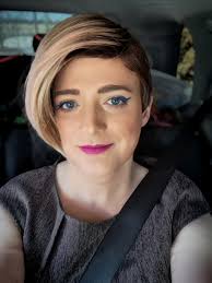 Aide à l'identification d'une perruque ! J'adore cette perruque Bobbi Boss  et j'aimerais en avoir d'autres couleurs, mais tout ce qui est indiqué sur  l'étiquette est « Midway ». : r/Wigs