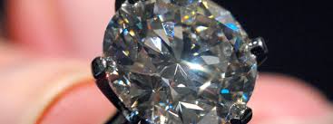 Le cullinan est le plus gros diamant brut jamais découverta 1, avec une masse de 3 106 carats, soit 621,2 grammes3. Macht Der Farbe Bunte Diamanten Erzielen Rekordpreise