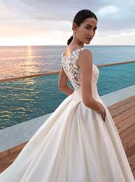 Hier findet jede braut ihren eigenen stil. Demetrios Brautkleider Wahrer Luxus Veredelt Durch Stilvolle Details Ballkleid Hochzeit Kleid Hochzeit Brautkleider Romantisch