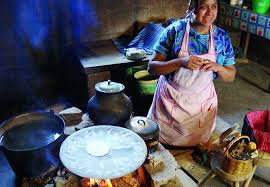 Es el país que ocupa el octavo lugar en potencial gasífero a nivel mundial, pero en venezuela cada vez es más común que sus habitantes de más bajos recursos opten por cocinar con leña tanto por la. Precariedad Obliga A Cocinar Con Lena En Oaxaca Oro Organizacion Radiofonica De Oaxaca