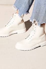 However, there are ways to a great way to get a more girly look with doc martens is to pair your outfit with white docs instead of. Ukus Viskozan Piknik All White Dr Martens Goldstandardsounds Com
