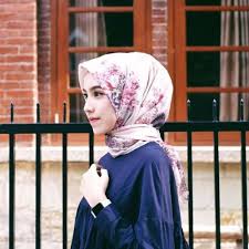 Model hijab pashmina instan yang menggunakan pad busa yang dibalut dengan kain motif bunga aster kecil yang menempel di pad dan bagian ujung hijab. Bikin Kamu Tampil Anggun Dengan 9 Rekomendasi Jilbab Motif Bunga Dan Tips Padu Padannya Ala Selebriti Dan Selebgram