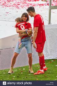 Robert lewandowski knackt den torrekord von gerd müller und stellt mit 41 treffern eine neue bestmarke auf. Siegerehrung Mit Pokal Robert Lewandowski Fcb 9 Und Anna Seine Frau Und Seine Tochter Klara Fc Bayern Munchen Eintracht Frankfurt 5 1 Dfl Bestimmungen Verbieten Die Verwendung Von Fotografien Als Bildsequenzen Und Oder