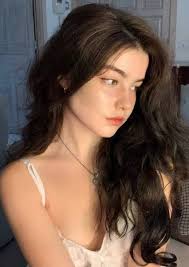 Laura Neira's Instagram, Twitter & Facebook