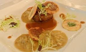 Nootje Van Gebakken Kalf Saus Met Vin Jaune Blaadjes Van Aardappel Met Tapenade Van Zwarte Olijven En Ravioli Van Kalfszwezerike Tapenade Voedsel Ideeen Saus