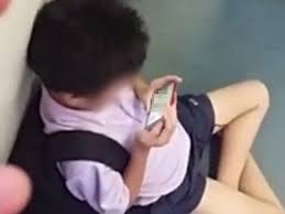 Bocah Berseragam Tonton Video Dewasa di Kereta, Publik Miris - Citizen6  Liputan6.com