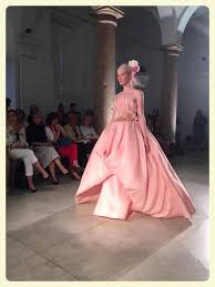 Questi vestiti dalle donne di buona fattura sono i tuoi articoli imperdibili. Bon Ton Chic L Abito Da Sposa Rosa Spopola Tra Le Collezioni Piu Fashion