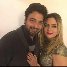 الفنان حميد الشاعرى لا نستطيع أن نطلق عليه لقب مطرب فقط فهو مغني وعازف وملحن وموزع موسيقيِ حيث بدأ مشواره الفنى كعازف أورج فى فرقة الإذاعة الليبية فى نهاية السبعينات ولكن لم يستمر كثيرا وبعد ذلك قام بضم عدد من المواهب. Ù„ÙŠØ¨ÙŠØ§ Wen Ø§Ù„ÙÙ†Ø§Ù† Ø§Ù„Ù„ÙŠØ¨ÙŠ Ø­Ù…ÙŠØ¯ Ø§Ù„Ø´Ø§Ø¹Ø±ÙŠ ÙÙŠ ØµÙˆØ±Ø© ØªØ¬Ù…Ø¹Ù‡Ù… Ù…Ø¹ ÙÙŠØ³Ø¨ÙˆÙƒ
