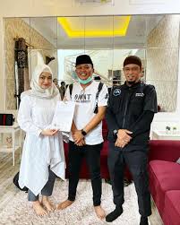 Dalam foto itu sule dan istri saling tatap menatap mesra. Newlyweds 10 Enchantment Contest Jenita Janet And Nathalie Holscher Archyde