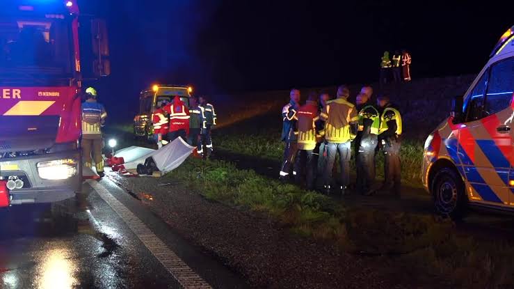Drie doden bij ernstig ongeluk op dijk tussen Lelystad en Enkhuizen
