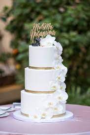 Elegant And Simple White Wedding Cake With Gold Bands And Orchids Running Up The Sides With The Most A Cool Wedding Cakes Wedding Cakes Dog Orchid Wedding Cake