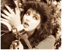 Kate Bush inseriu sons de pum escondidos em gravações dos seus hits, revela  colega músico