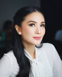 Even so far as being on the best dressed list of ever magazine. Pin By Luisa On All About Hair Beauty Heart Evangelista Style Filipina Beauty Heart Evangelista