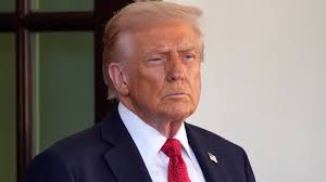 South Carolina football starting offensive lineman Cason Henry exited the  game in the second quarter against Vanderbilt, then went to locker room.  See link below ⬇️ bit.ly/42sC66c