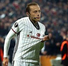 Çakır böylece kariyerinde 6.kez fenerbahçe ile beşiktaş arasında oynanacak bir maçı yönetmiş olacak. Viyana Fenerbahceliler Vfb Fenerbahce Besiktas Derbisini Cuneyt Cakir Yonetecek Var Mete Kalkavan Facebook