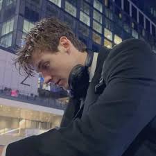 ella (@goldeyesluke)