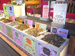 Le Marche De Noel De Lyon Feerie Et Gourmandises Happiness Maker Thé vert, amandes, oranges et pétales de roses complètent l'une des recettes phare de maison bourgeon. le marche de noel de lyon feerie et