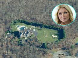 Kelly Ripa S Southampton Hills Court Estate New York Celebrity Houses Celebrity Mansions Hamptons House